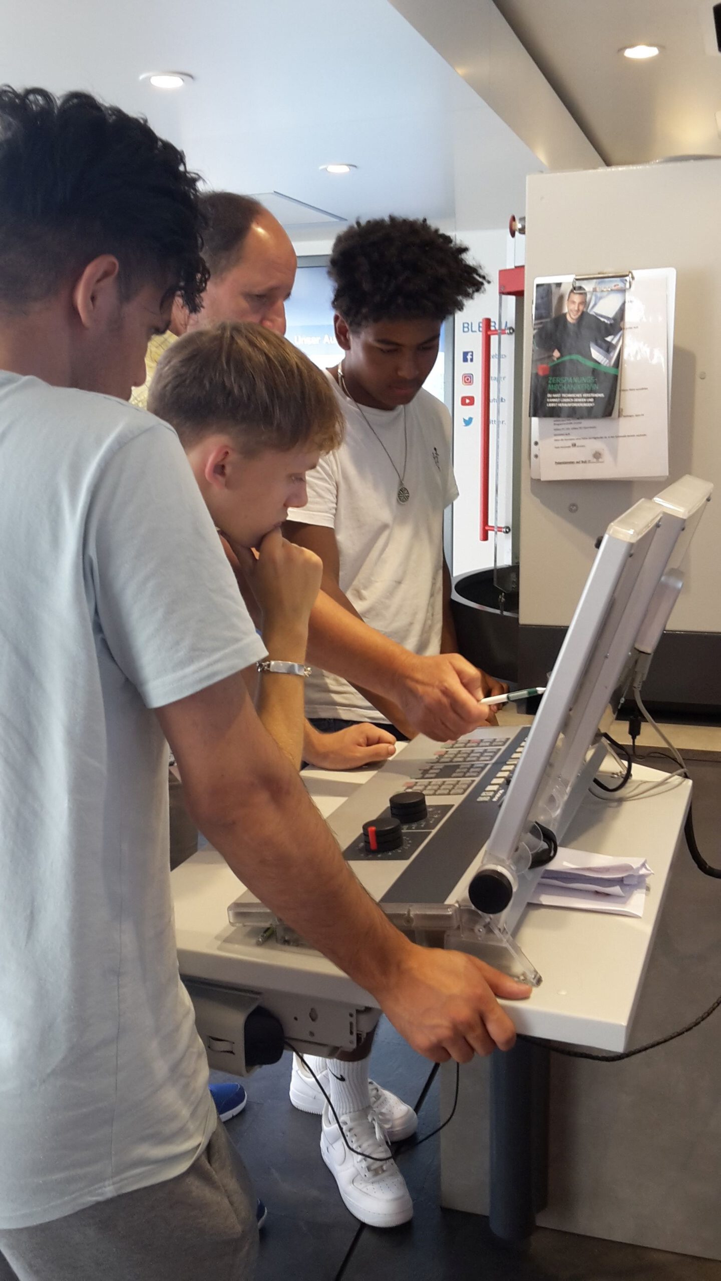 Wirtschaftsschule Weiden  Infotruck bei der Firma Leistritz Produktionstechnik GmbH in Pleystein CNC_Maschine