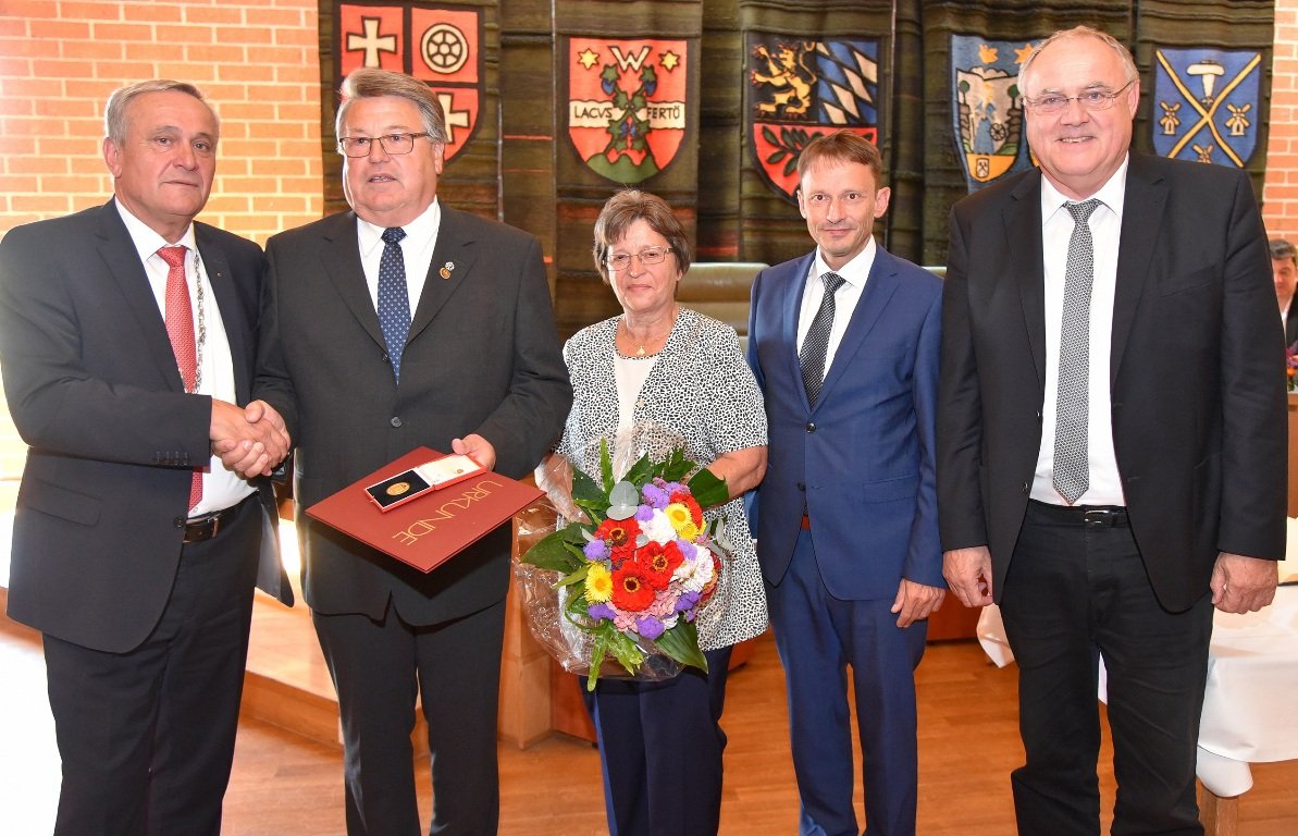 Goldene Bürgermedaille für Günther Magerl.