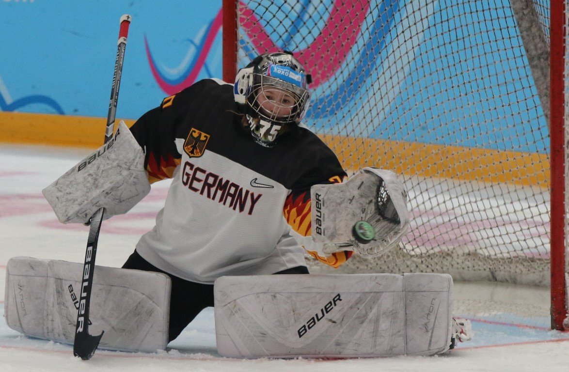 Chiara Schultes Hund Eishockey EV Weiden Blue Devils Frauennationalmannschaft 1