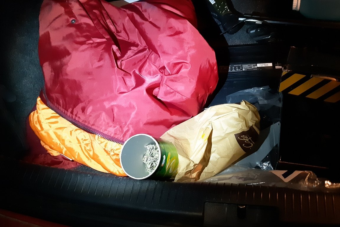 Chipsdose_mit_Marihuana Symbol Symbolbild