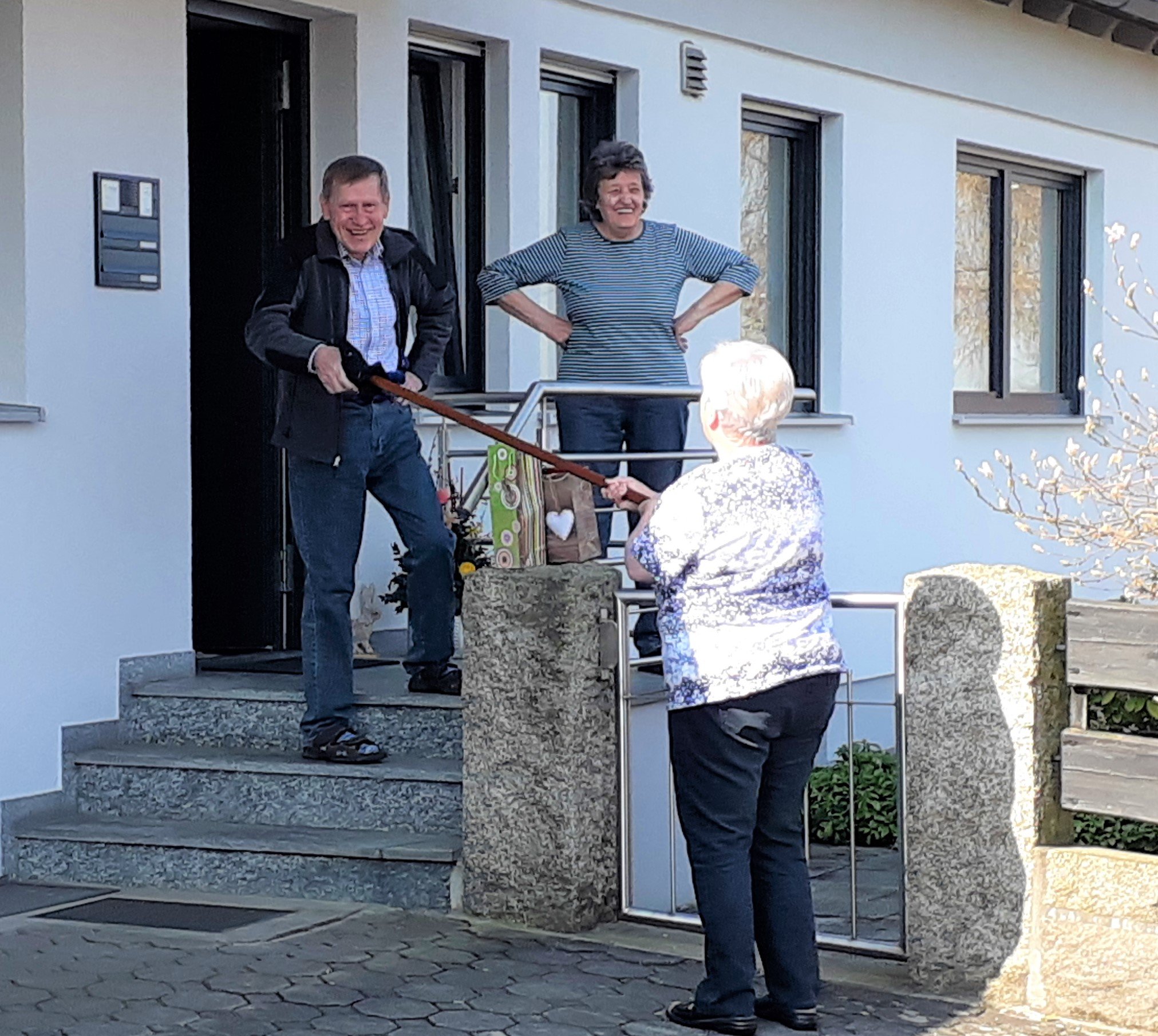 Standerl mit Abstand Geburtstag Corona