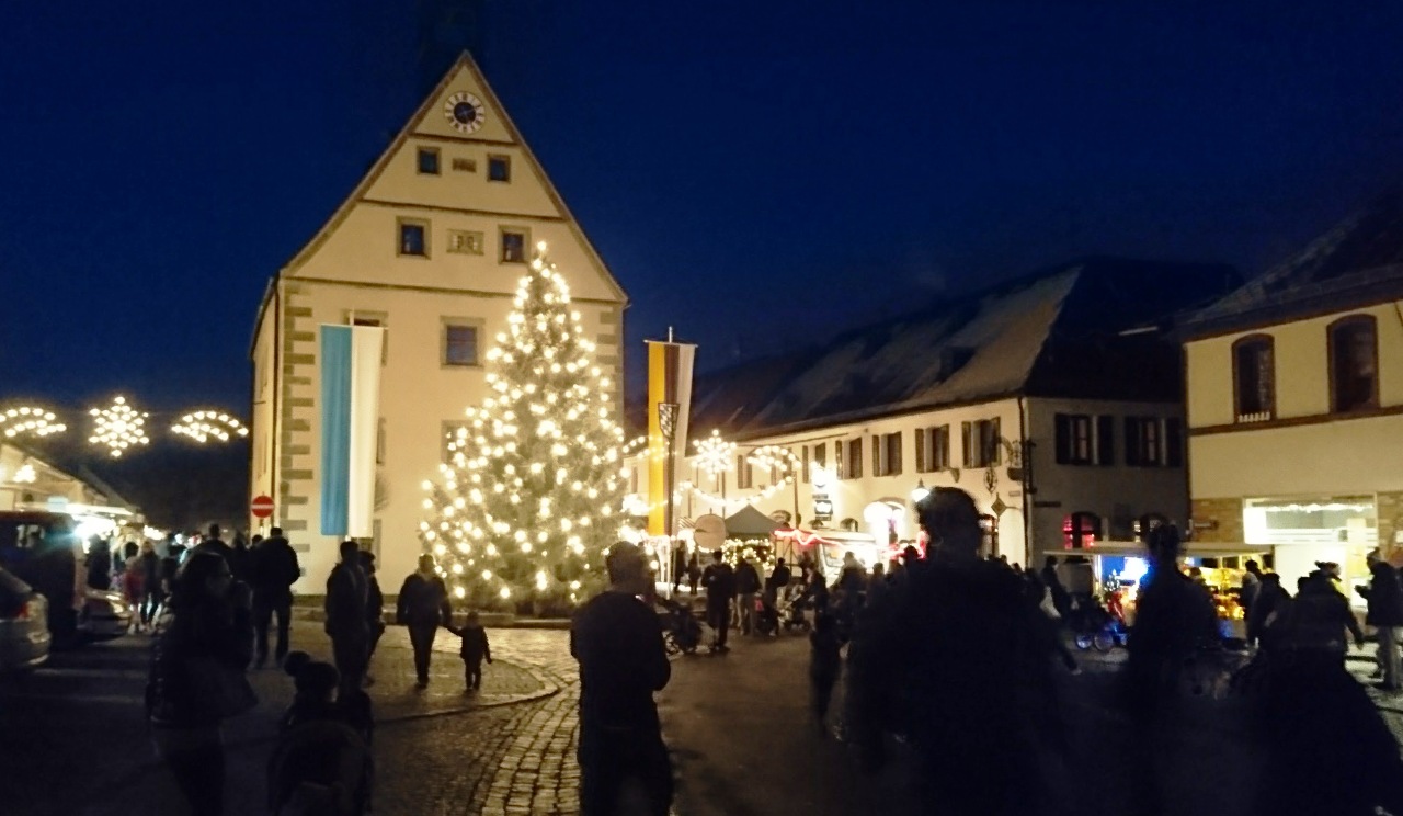 Adventsmarkt Grafenwöhr: Wo Fußballerchor und Rocking Christmas Band rocken