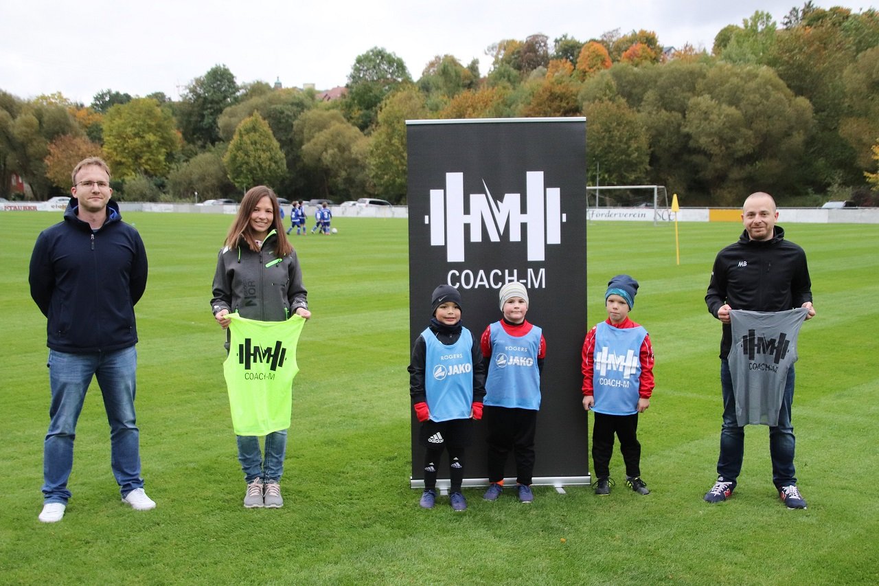 Coach-M Manuel Held Personal Trainer Michael Brüchner und Mareike Vollath SC Eschenbach neue Trainingsleibchen Bild Jürgen Masching