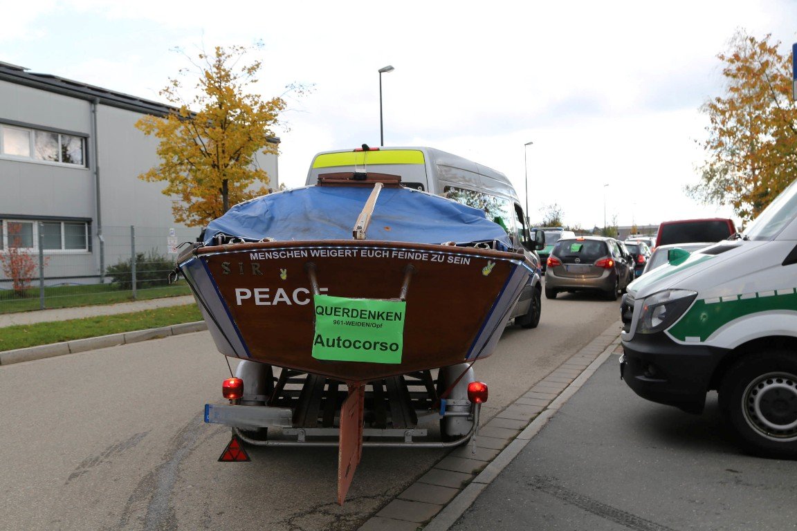 Corona Demonstration trotz dunkelroter Ampel in Weiden Bilder NEWS5 Wellenhöfer (18)