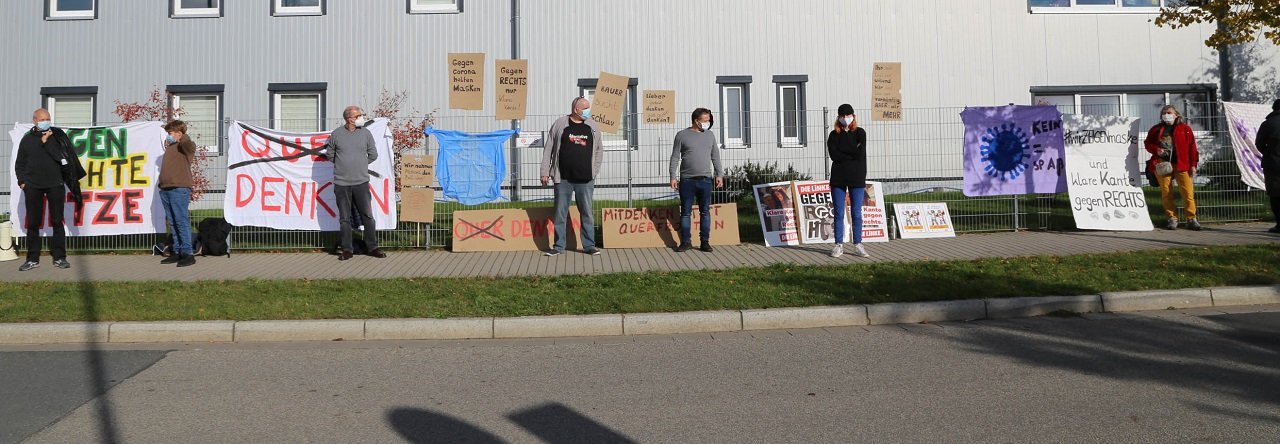 Corona Demonstration trotz dunkelroter Ampel