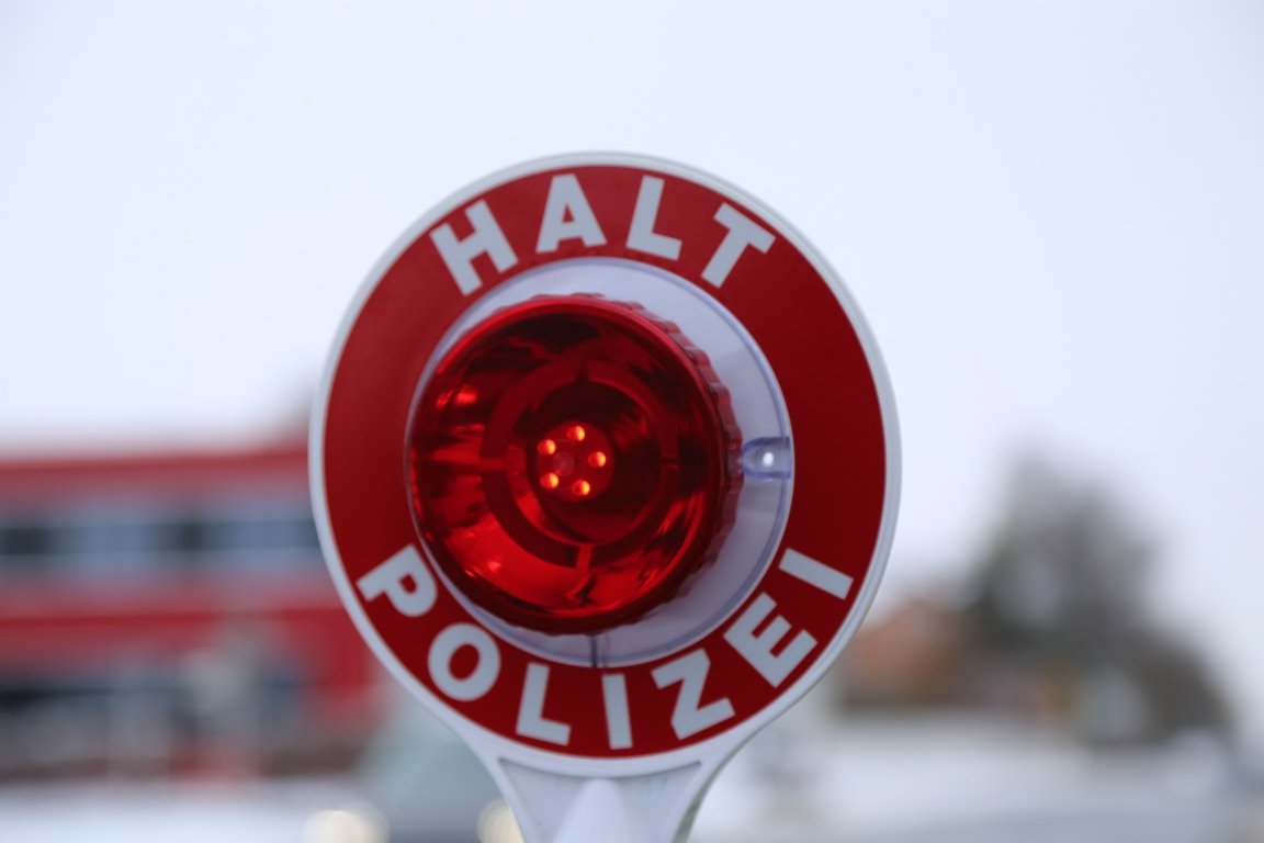 Grenzpolizei kontrolliert bei Waidhaus: Drogen, Messer, fehlende Fahrerlaubnisse