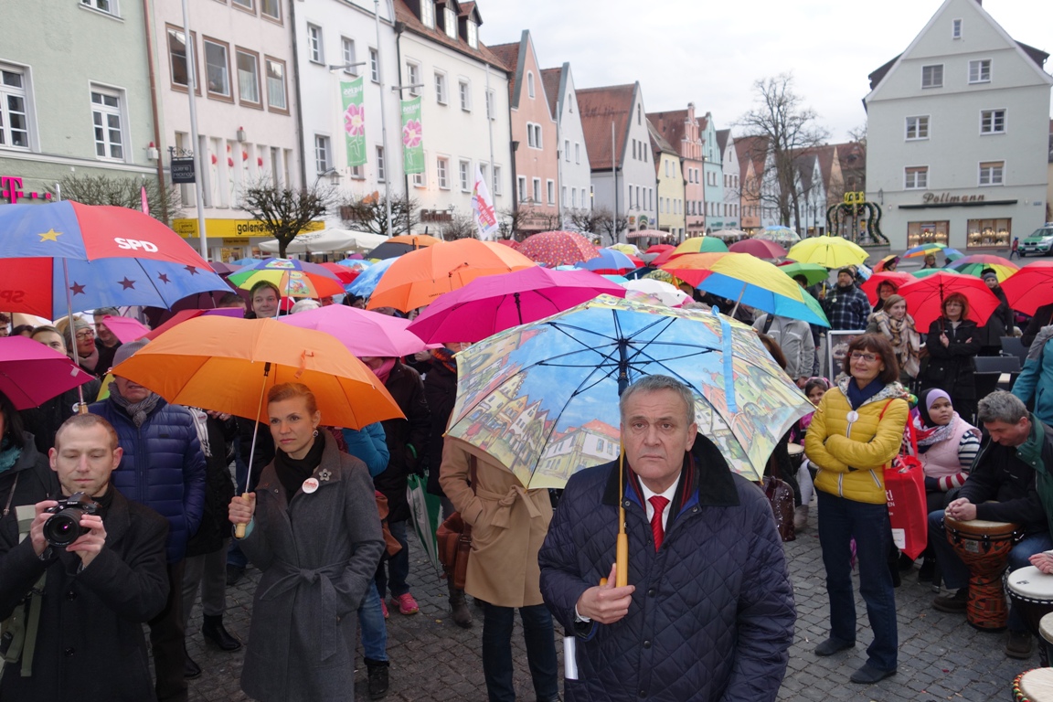 Tag gegen Rassismus, Kundgebung, Bunte Schirme, Seggewiß