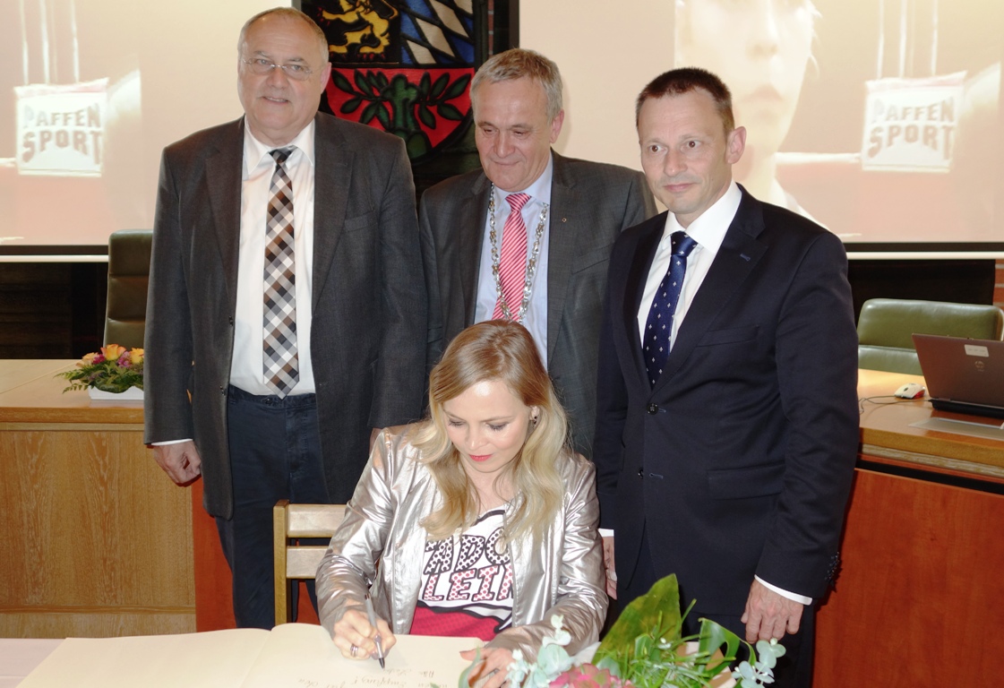 Regina Halmich, Neues Rathaus, Jens Meyer, Lothar Höher, Kurt Seggewiß, Goldenes Buch, Eintrag