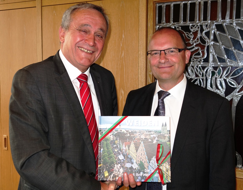 Vermessungsdirektor Oliver Schrempel bei OB Seggewiß