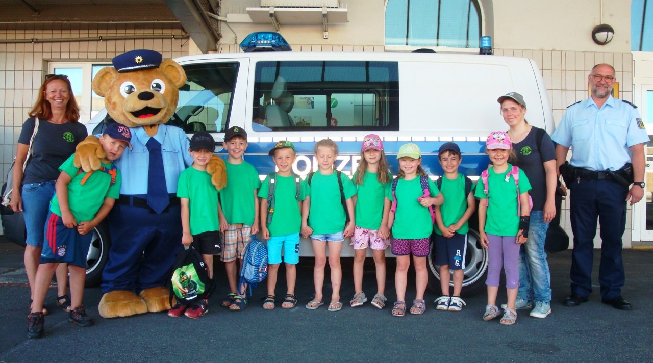 Bärige Bahnpolizeiführung