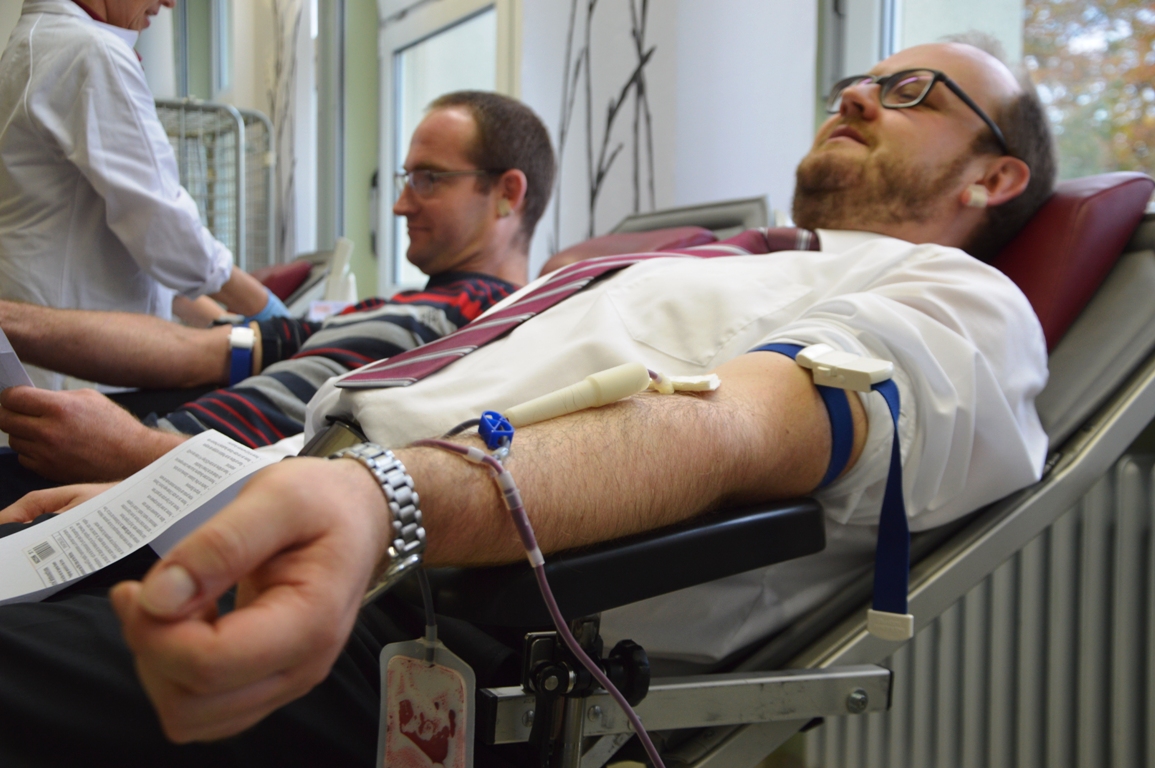 Blutspenden - Leben retten: Landrat Meier macht's vor!