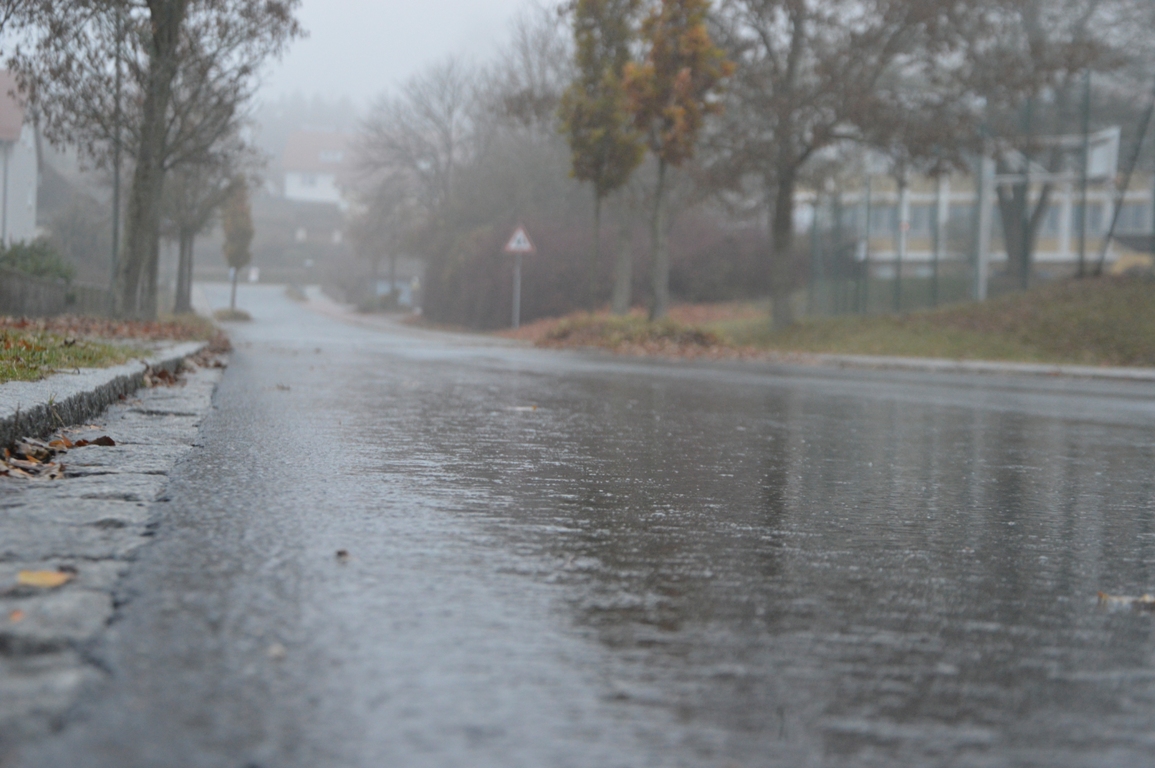 Straße Symbol Parkstein Glätte Glatt Eis Nass Herbst