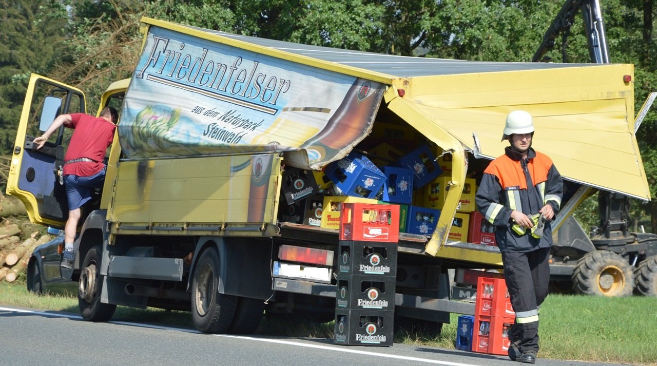 Unfall B22 Getränkelaster
