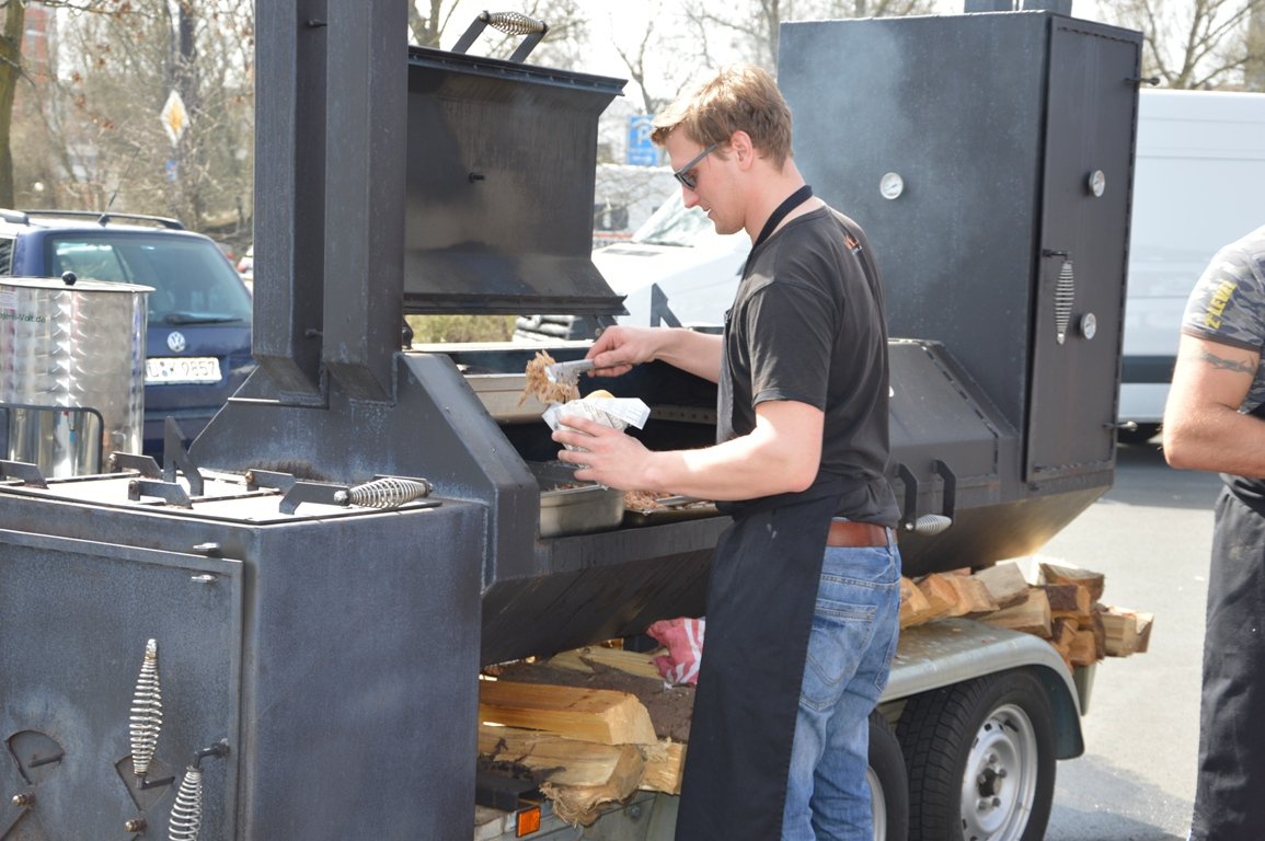 Food-Truck-Roundup 2016