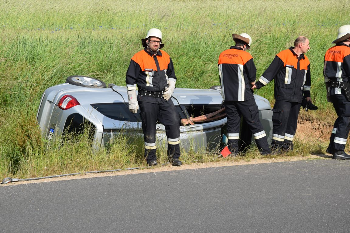 Auto landet in Graben