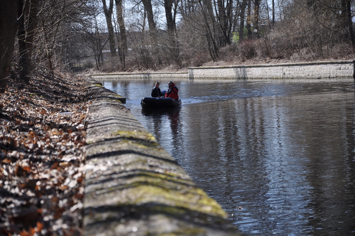 Polizei Symbol Taucher Flutkanal Überwackungskameras Boot