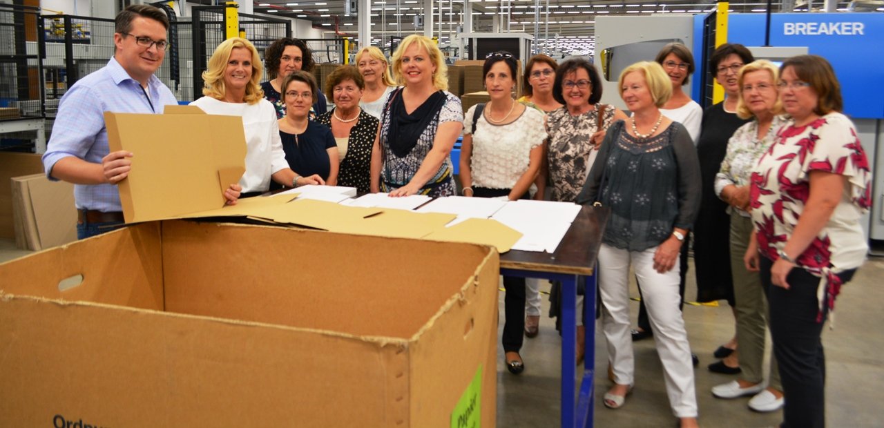 Durch Innovation vorankommen: FU besucht Liebensteiner Kartonagenwerk