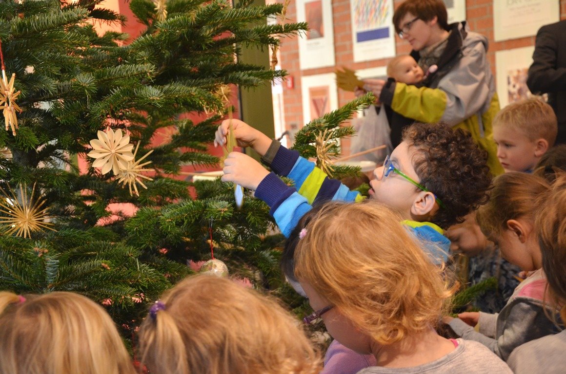Ein Baum für Weiden Weihnachtsbaum schmücken Kinder