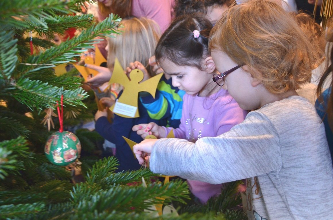 Ein Baum für Weiden Weihnachtsbaum schmücken Kinder