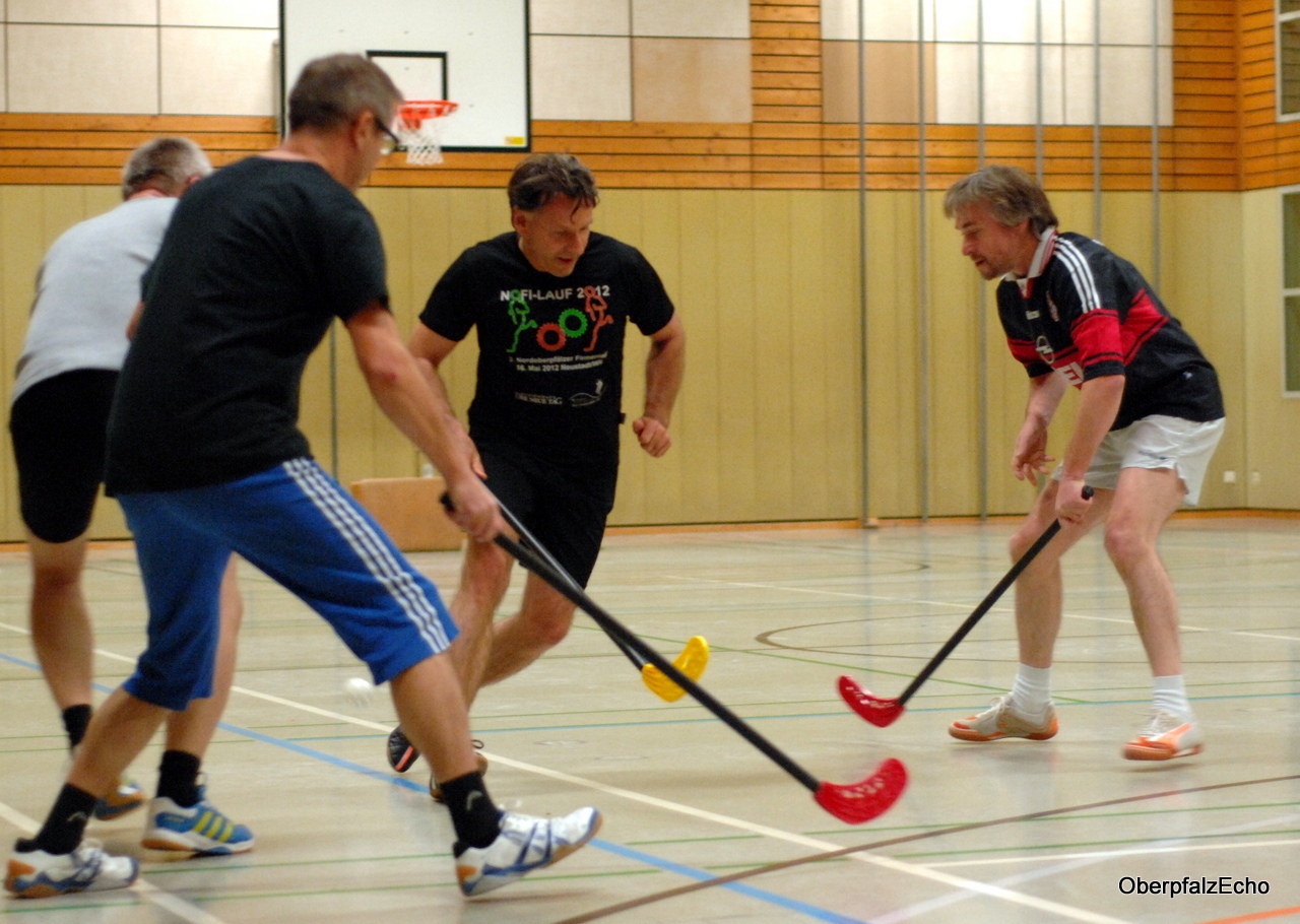 Stoppen, Passen, Sprinten - fit mit Floorball