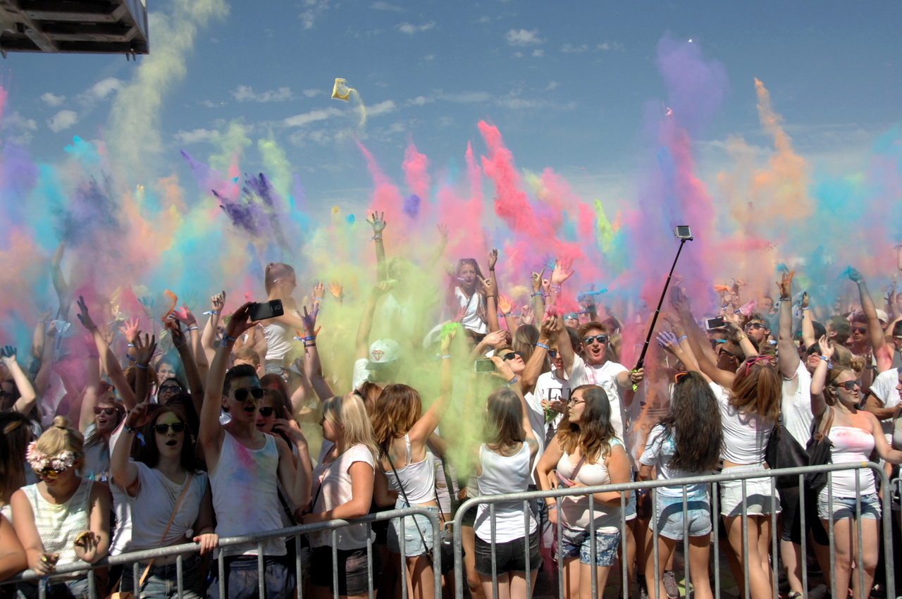 Farbfreude Fest: Mega-Party am Volksfestplatz