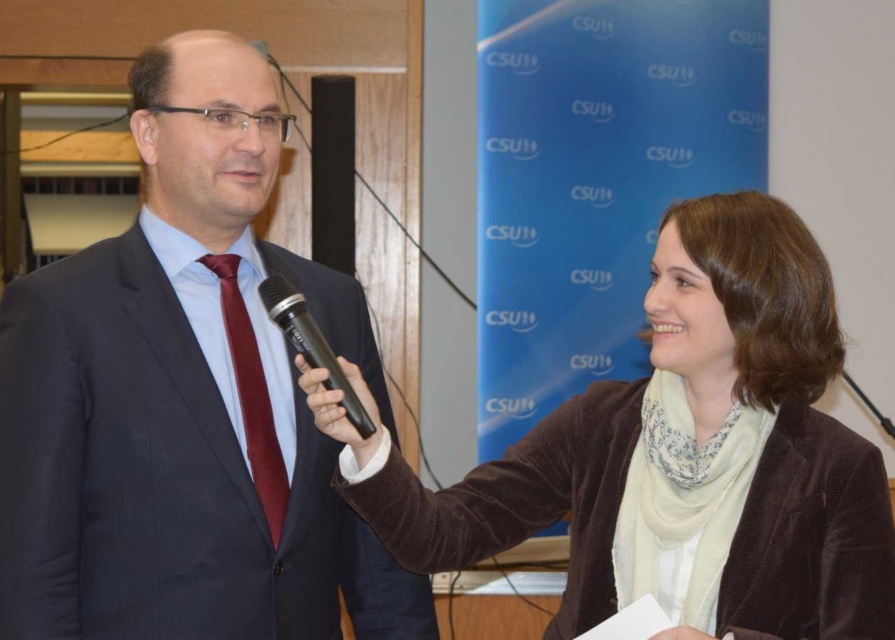 Albert Füracker, interviewt von Margit Rieger (BR)