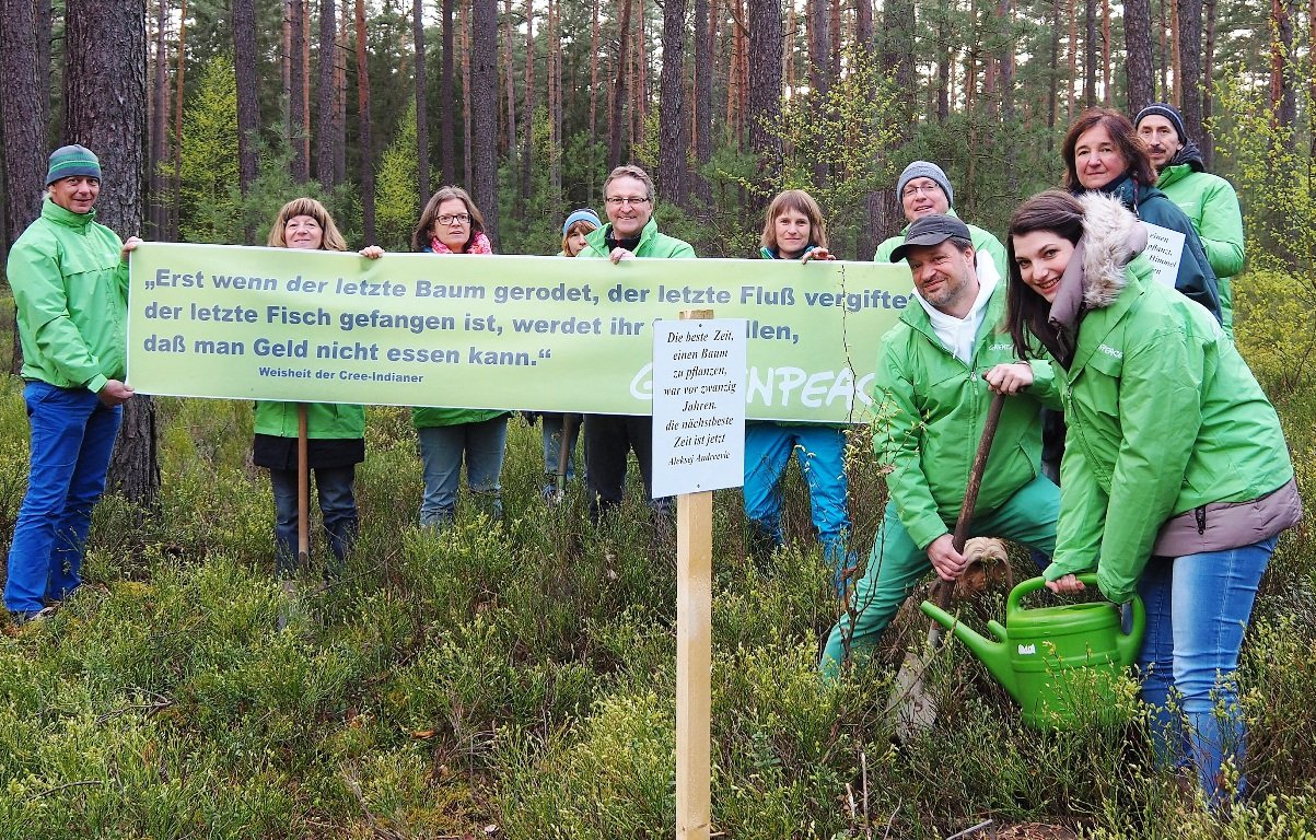 Greenpeace Weiden Protest Weiden West IV Baumpflanzaktion