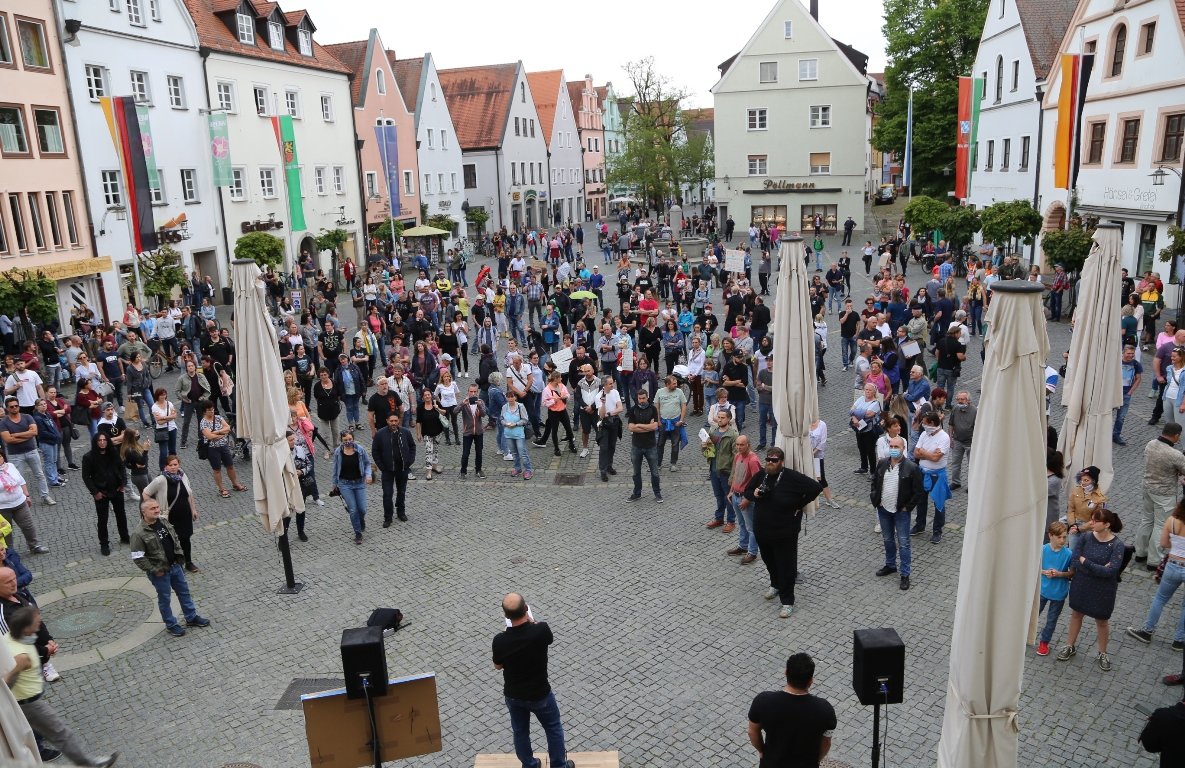 Demonstration Weiden Oberer Markt Weiden Rathaus Menschenmasse Symbol Symbolbild1
