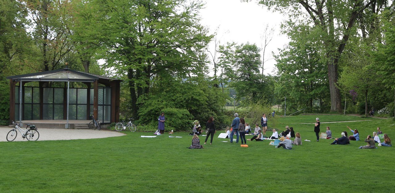 Demonstration Weiden Oberer Markt Weiden Rathaus Menschenmasse Symbol Symbolbild2