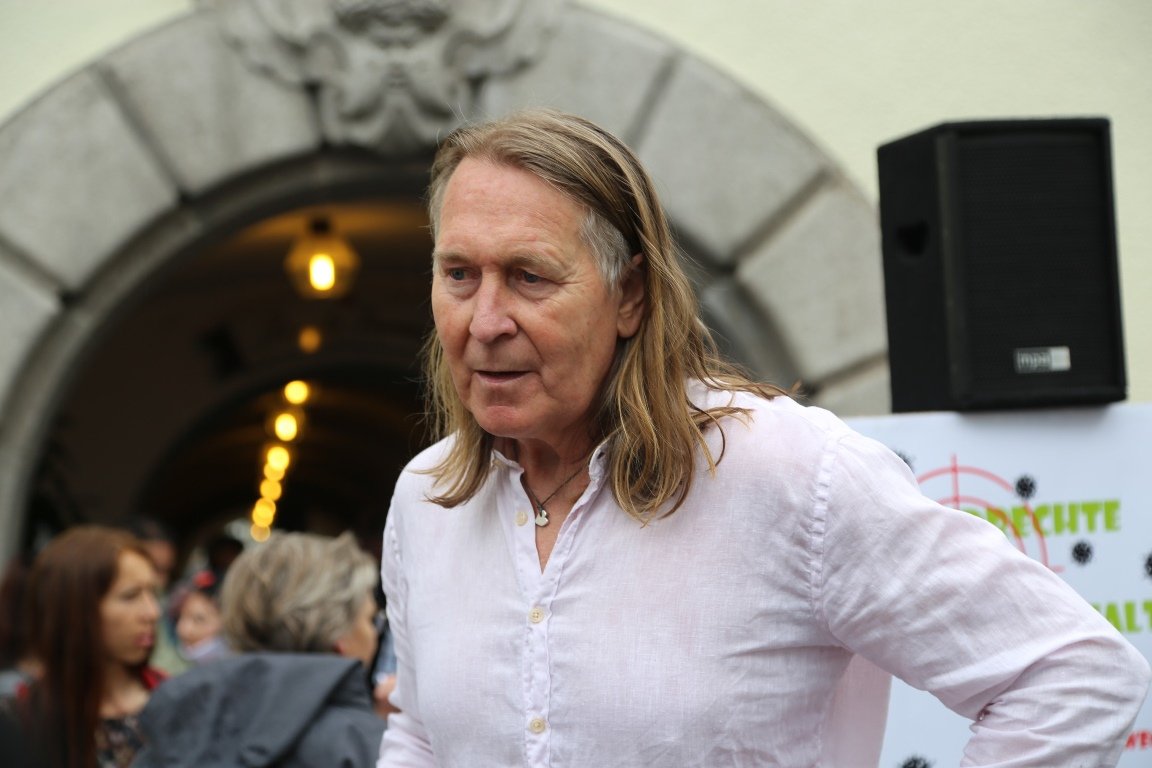 Demonstration Weiden Oberer Markt Weiden Rathaus Menschenmasse Symbol Symbolbild3