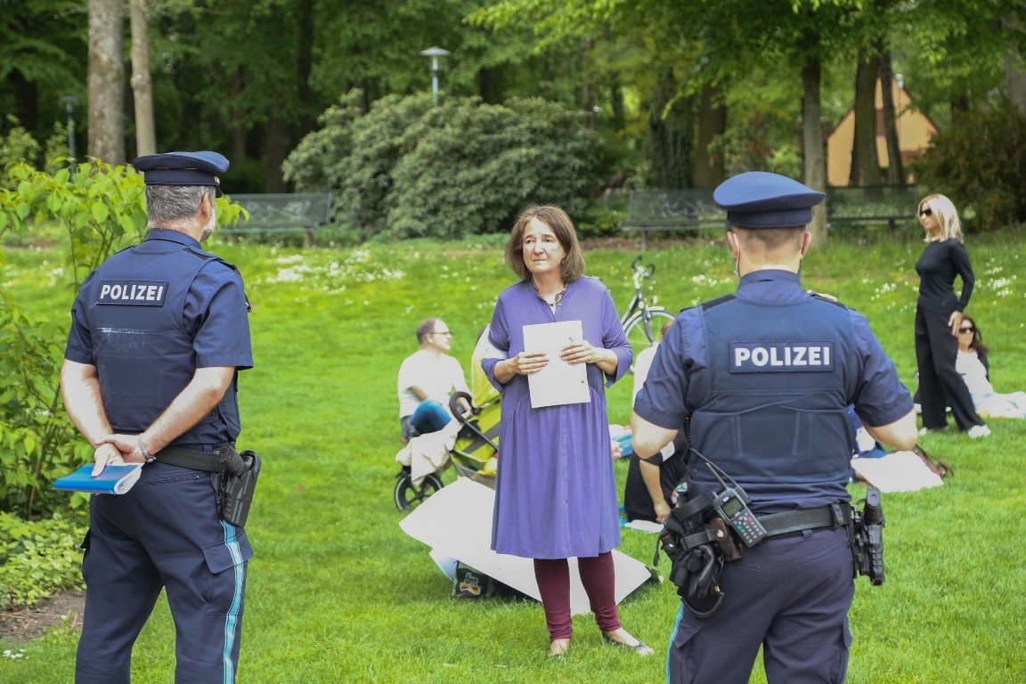 Demonstration Weiden Oberer Markt Weiden Rathaus Menschenmasse Symbol Symbolbild4