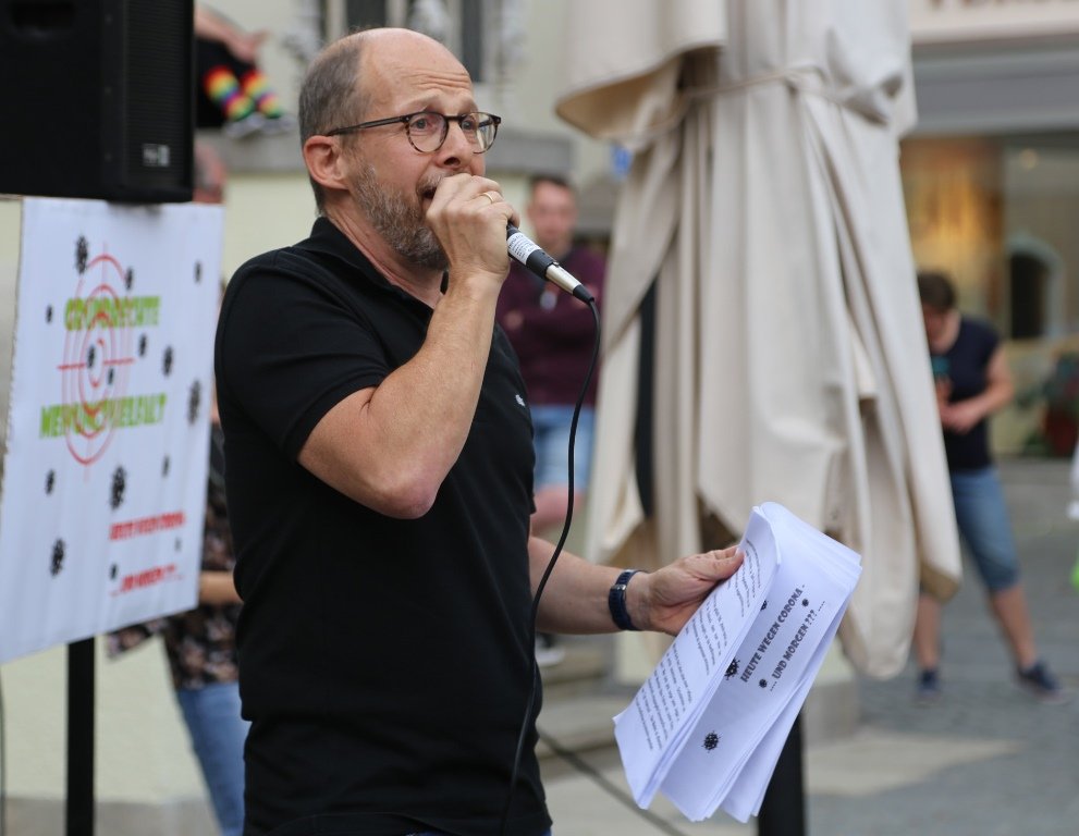 Demonstration Weiden Oberer Markt Weiden Rathaus Menschenmasse Symbol Symbolbild7