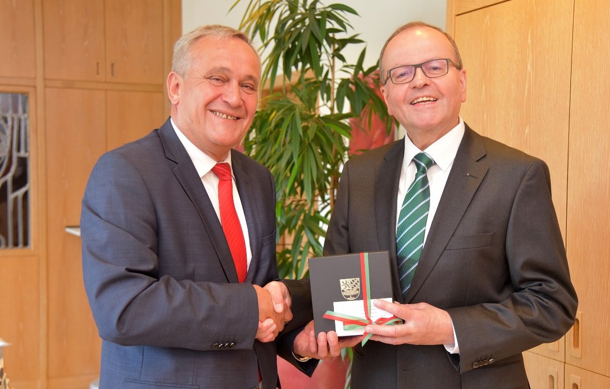Der neue Landgerichtspräsident Gerhard Heindl bei Oberbürgermeister Seggewiß Bild Jürgen Wilke