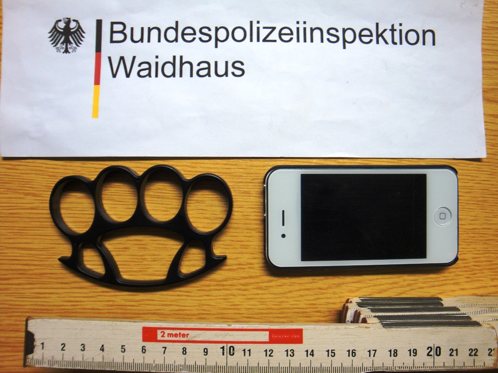 Polizei Waidhaus Fahnder Detailaunahme Schlagring Teaser