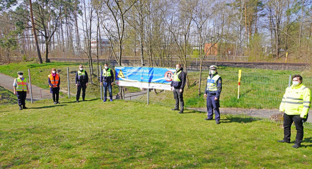 Lebensgefahr! Warnbanner am Spielplatz