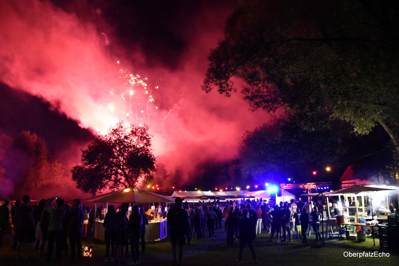Die Naab brennt und der Himmel auch