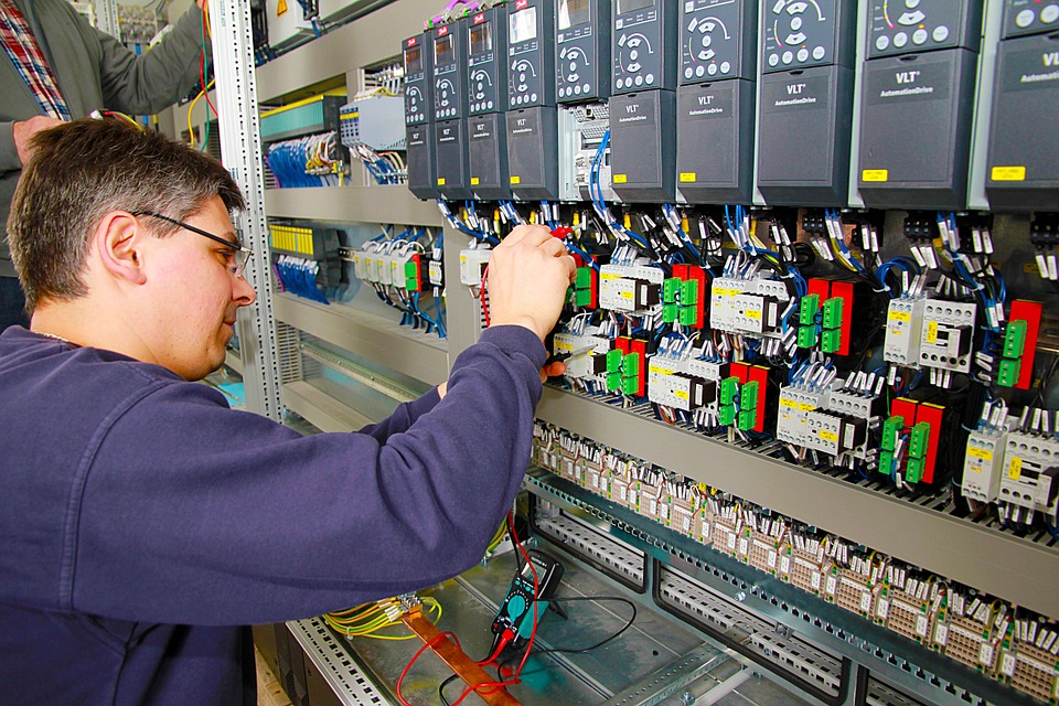 Digitalisierung, Automatisierung, Handwerk, Beruf, Ausbildung, Azubi, Schalter, Strom, Kabel,
