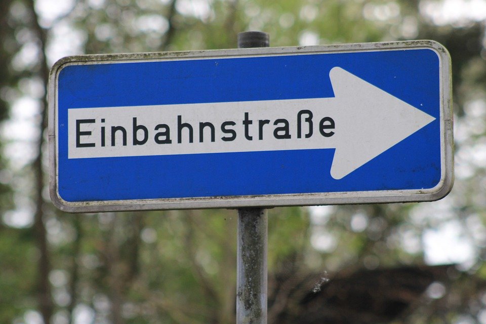 Einbahnstraße Verkehrszeichen Schild Einbahn Polizei Pixabay
