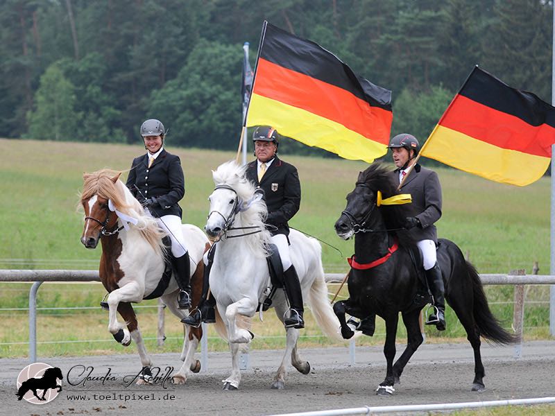 Einritt des Deutschen Teams mit Uli Reber in der Mitte