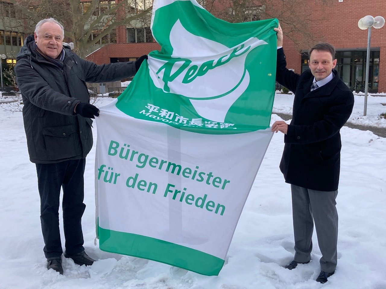 Einsatz für Mayors for Peace in Weiden Oberbürgermeister Jens Meyer Bürgermeister Lothar Höher Flaggenhissung vor dem Neuen Rathaus Bild Stadt Weiden