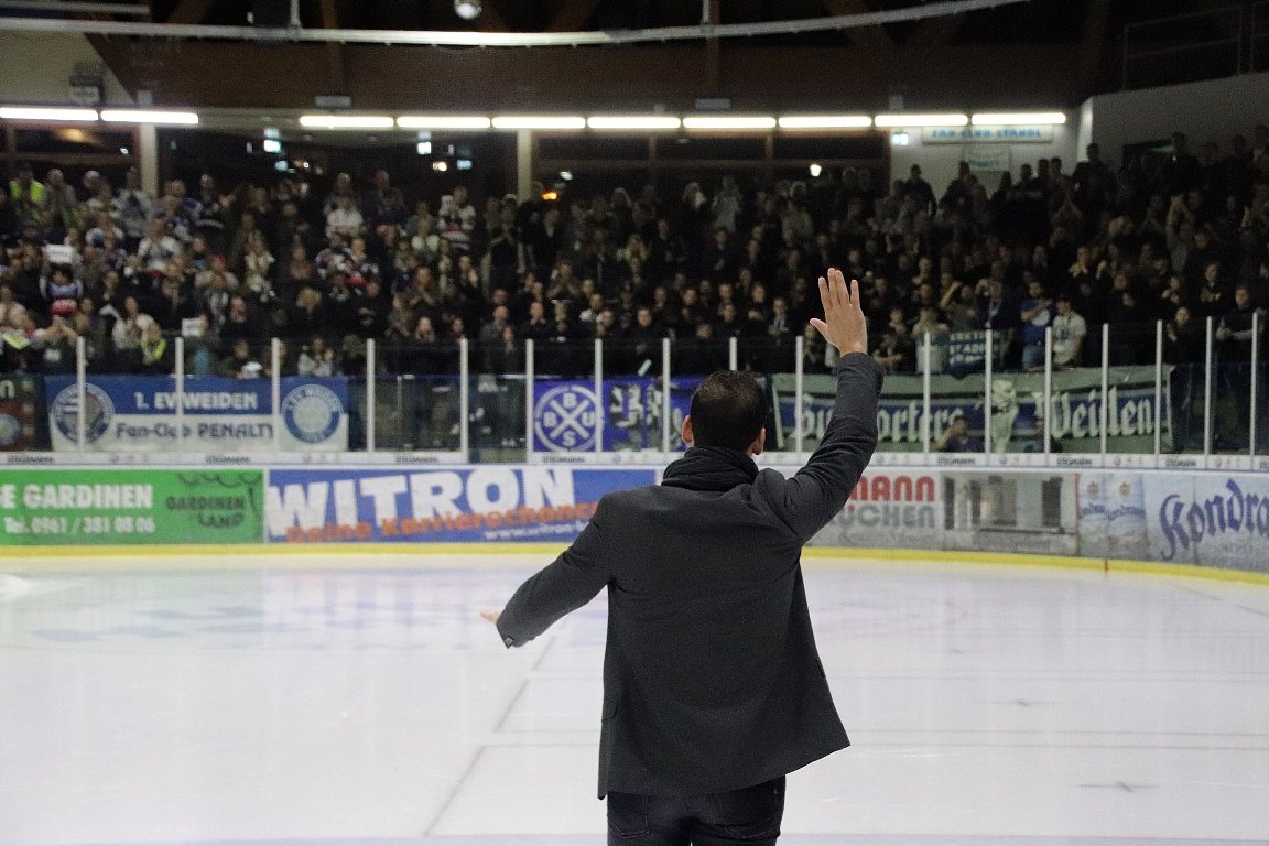 Eishockey Blue Devils gegen Deggendorf Abschied Waldowski (4)