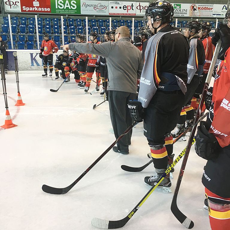 Fitnesscoach Christian Wolf bringt Eishockey-Nachwuchs ins Schwitzen