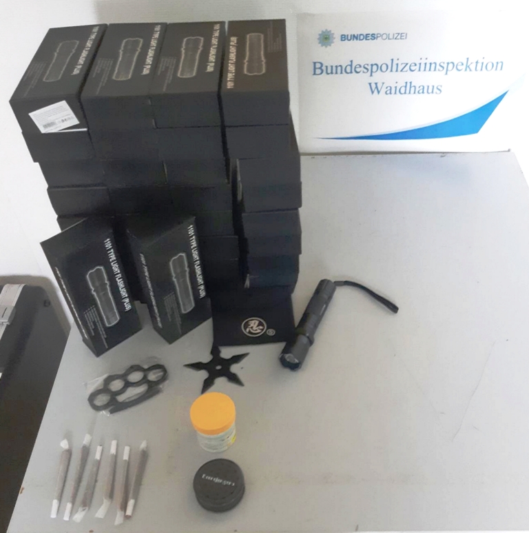 Elektroschocker Bundespolizei Waidhaus Wurfstern Schlagring Joints