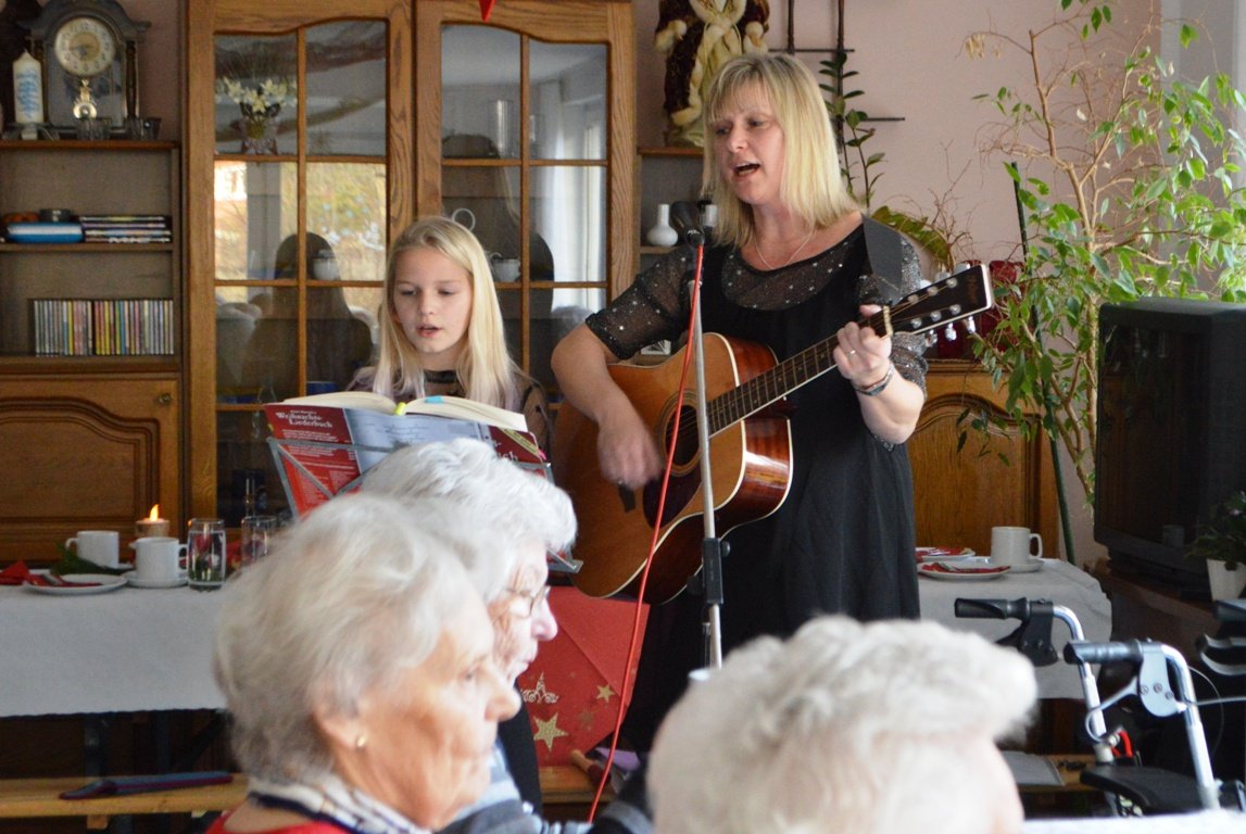 Elisabeth Schmidt Bea Schmidt Seniorenheim St. Sebastian Weihnachten Weihnachtslieder Asf Frauen