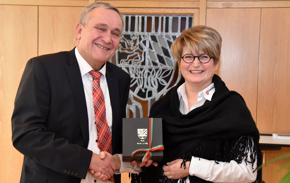 Elke Lauterbach neue Koordinatorin Hospiz- und Palliativberatungsdienst Weiden Oberbürgermeister Kurt Seggewiß (2)