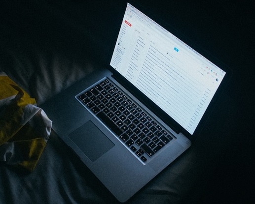 Betrug, Symbol, Email, Mail, Trojaner, Virus, Polizei, Warnung, Laptop, PC, Computer