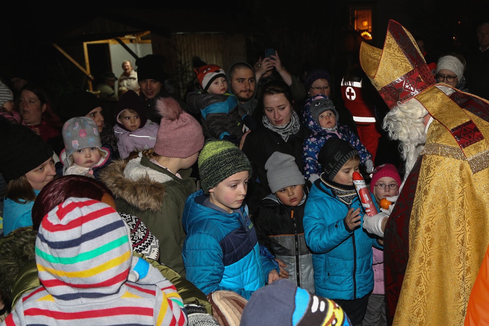 Erbendorf_Nikolausbesuch-am-Spielplatz_Geschenke