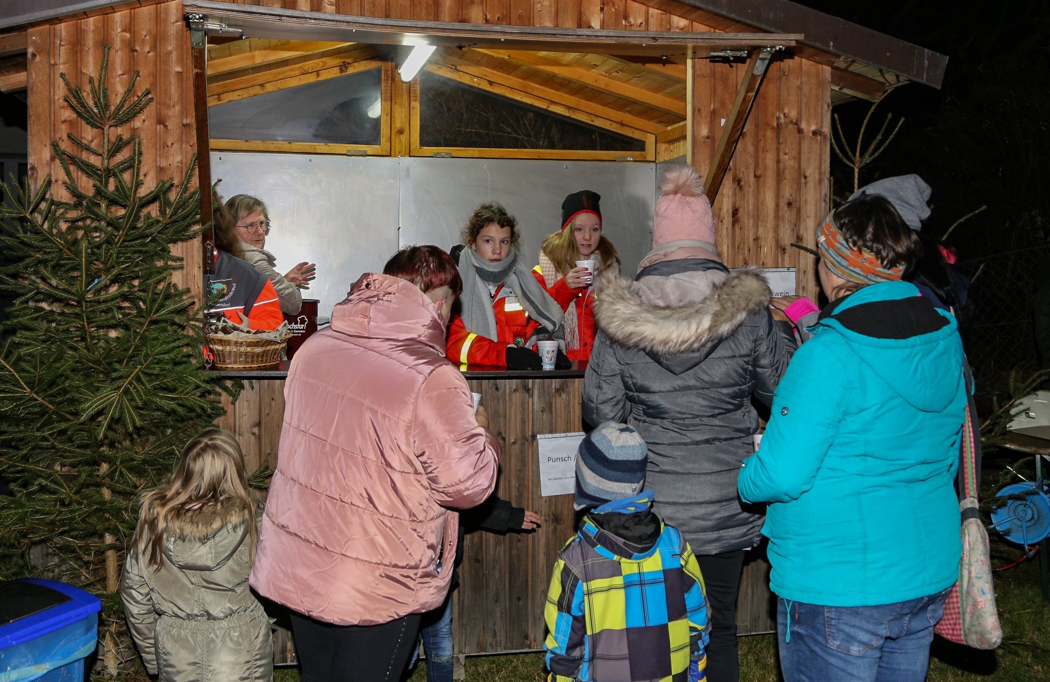 Erbendorf_Nikolausbesuch-am-Spielplatz_Jugendrotkreuz