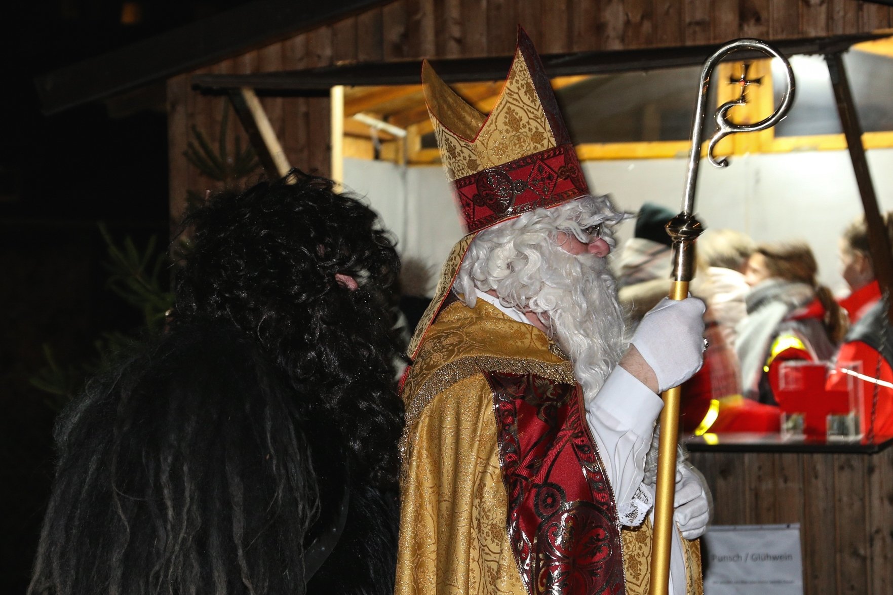 Erbendorf_Nikolausbesuch-am-Spielplatz_Nikolaus-und-Knecht-Rupprecht