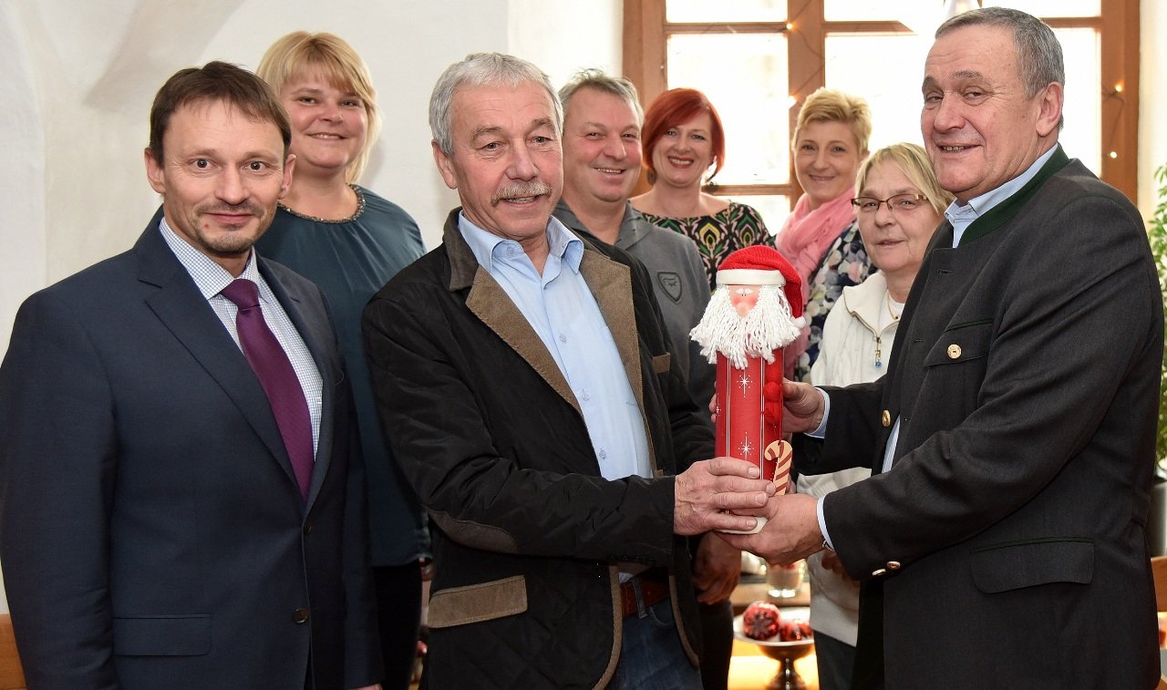 Erlös Spende Verlosung Christkindlmarkt Weihnachtsmarkt Stadt Weiden Oberbürgermeister Kurt Seggewiß Bild Jürgen Wilke1